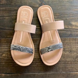 New Directions 7.5 nude and snake sandals EUC